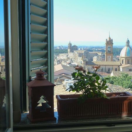 Casa Tipica Siciliana Patronale Home Bedandbreakfast Tremetrisoprailcielo Camere Con Vista, Colazione Interna In Terrazzo Panoramico Caltagirone Exterior foto