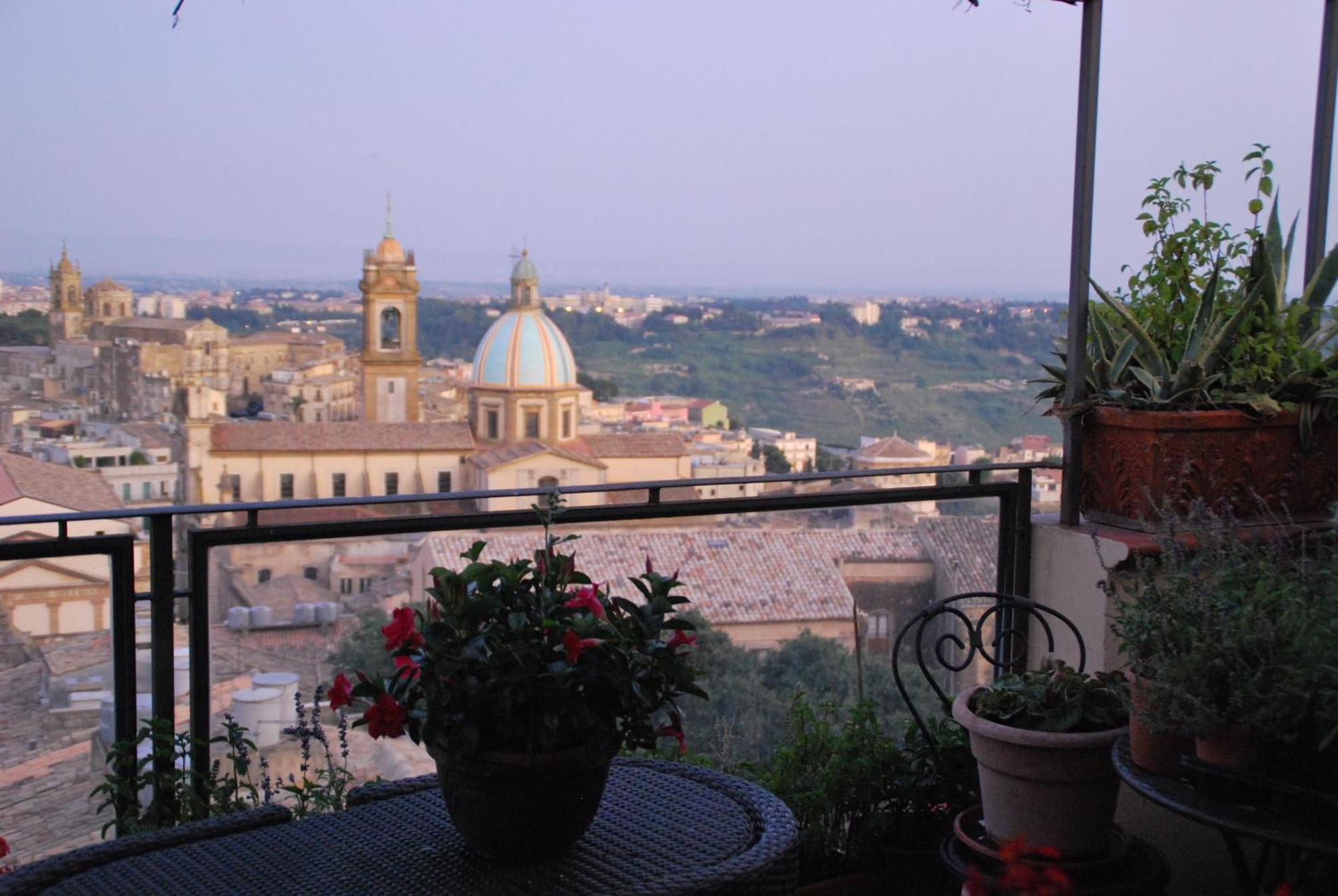 Casa Tipica Siciliana Patronale Home Bedandbreakfast Tremetrisoprailcielo Camere Con Vista, Colazione Interna In Terrazzo Panoramico Caltagirone Exterior foto