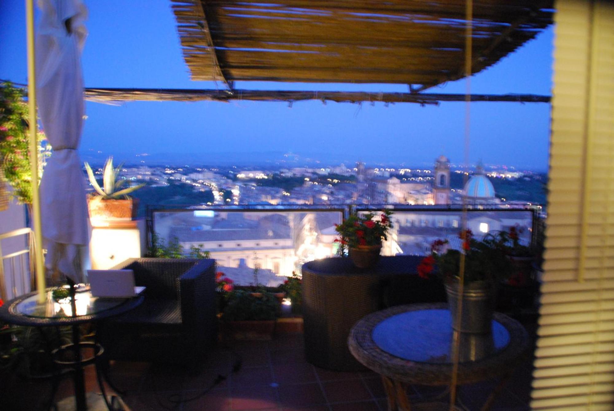 Casa Tipica Siciliana Patronale Home Bedandbreakfast Tremetrisoprailcielo Camere Con Vista, Colazione Interna In Terrazzo Panoramico Caltagirone Exterior foto