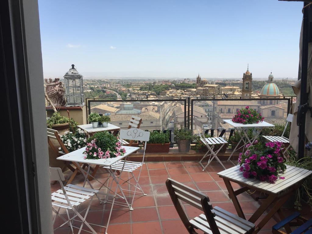 Casa Tipica Siciliana Patronale Home Bedandbreakfast Tremetrisoprailcielo Camere Con Vista, Colazione Interna In Terrazzo Panoramico Caltagirone Exterior foto