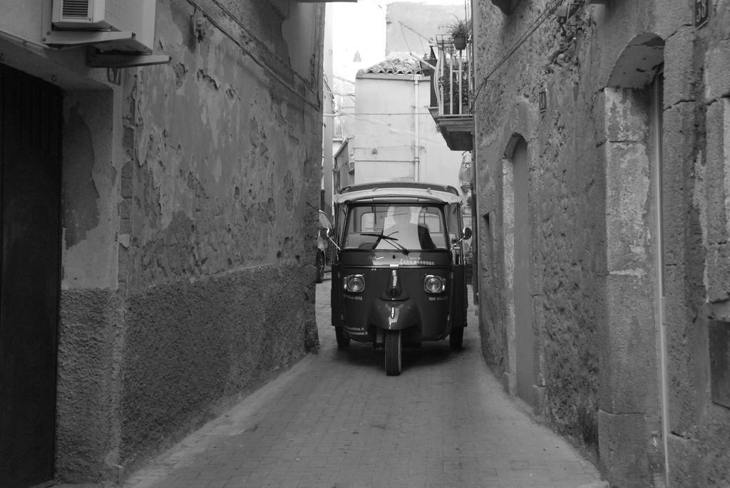 Casa Tipica Siciliana Patronale Home Bedandbreakfast Tremetrisoprailcielo Camere Con Vista, Colazione Interna In Terrazzo Panoramico Caltagirone Exterior foto