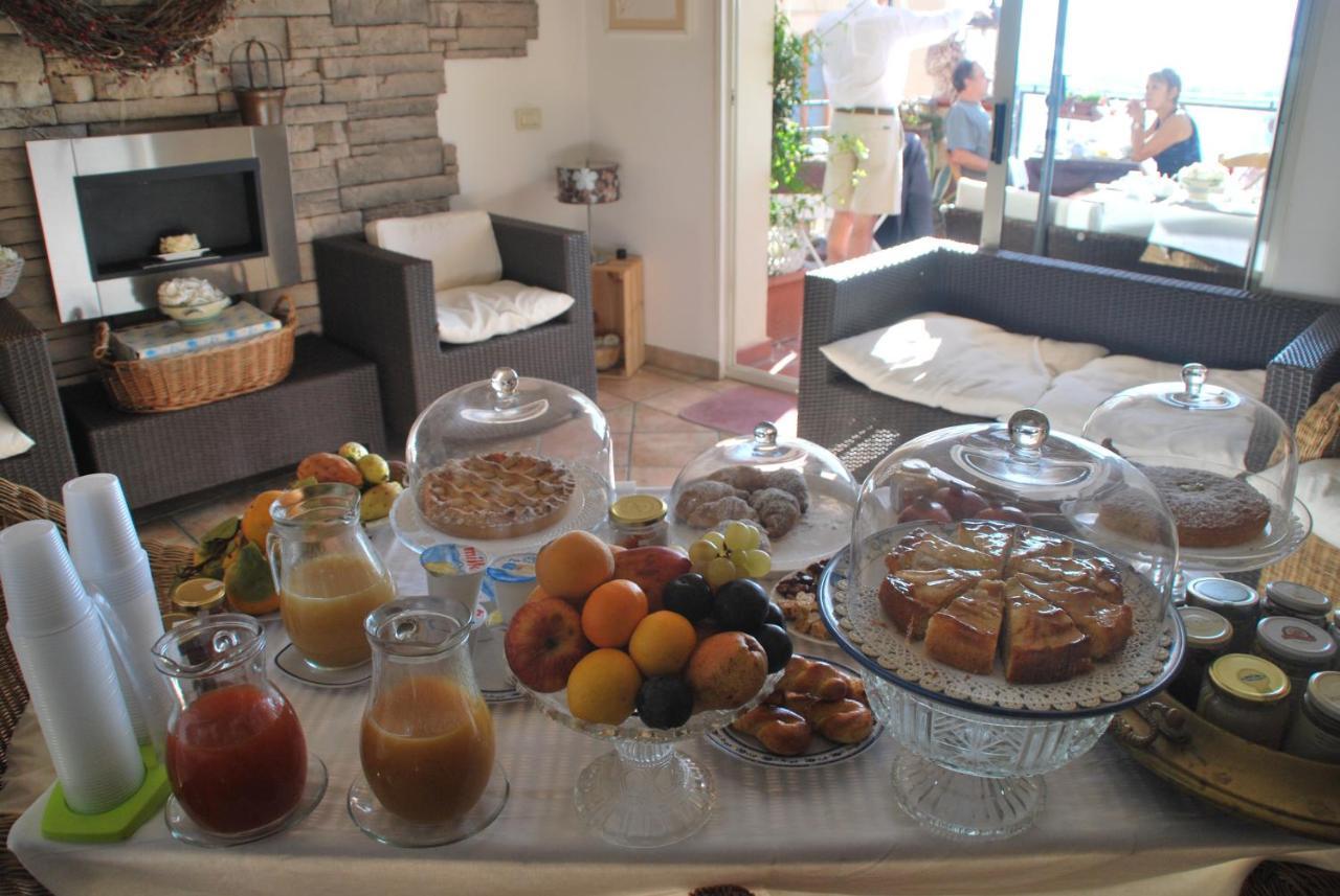 Casa Tipica Siciliana Patronale Home Bedandbreakfast Tremetrisoprailcielo Camere Con Vista, Colazione Interna In Terrazzo Panoramico Caltagirone Exterior foto