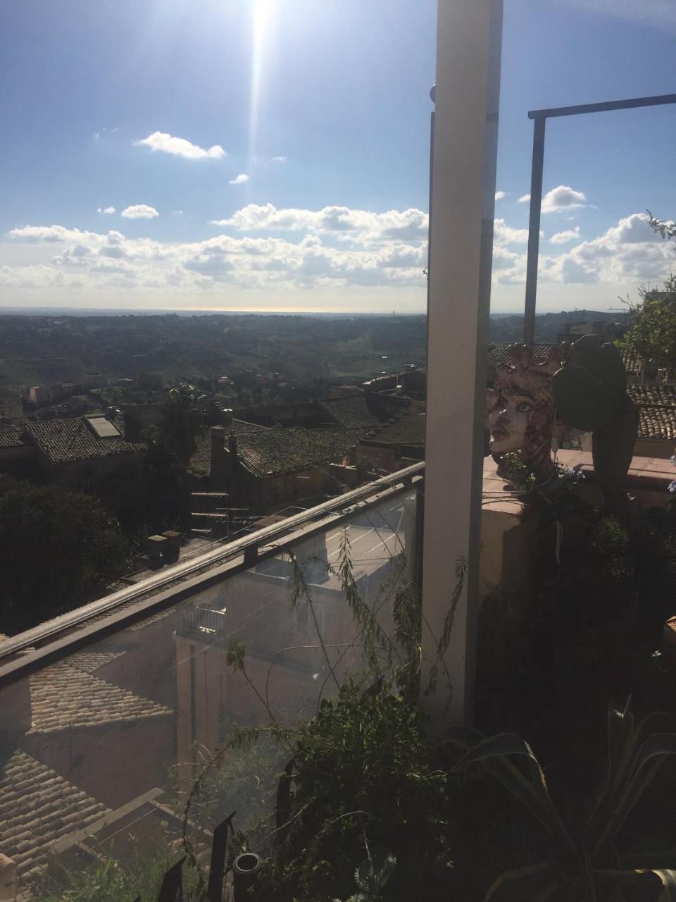 Casa Tipica Siciliana Patronale Home Bedandbreakfast Tremetrisoprailcielo Camere Con Vista, Colazione Interna In Terrazzo Panoramico Caltagirone Exterior foto